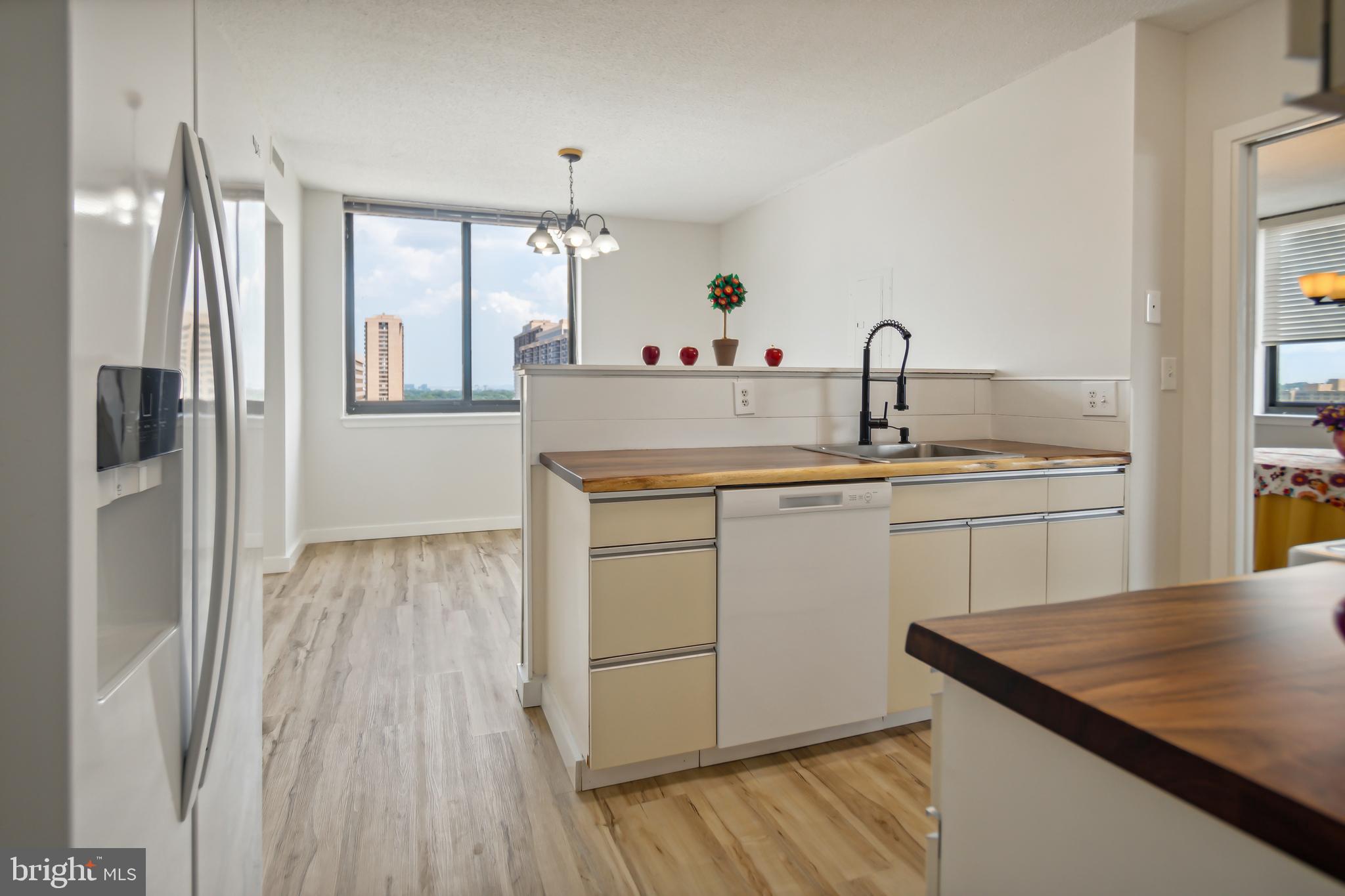 5501 Seminary Road, Unit 805S Falls Church, VA 22041 - Photo 15 of 48 Kitchen with great space .