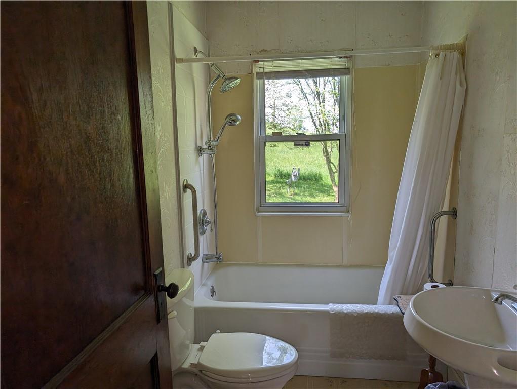 488 Highland Ridge Road Claysville, PA 15323 - Photo 20 of 29 a bathroom with a sink toilet and a bathtub