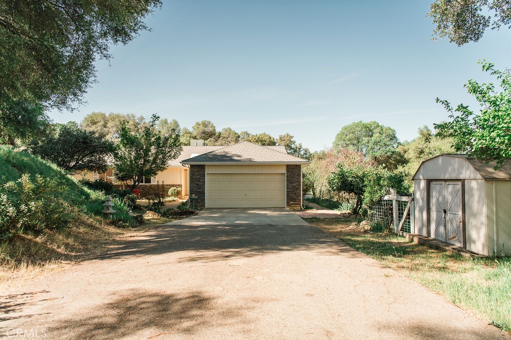 5085 Boyer Road Mariposa, CA 95338 - Photo 5 of 75 a view of a house with a yard and large tree