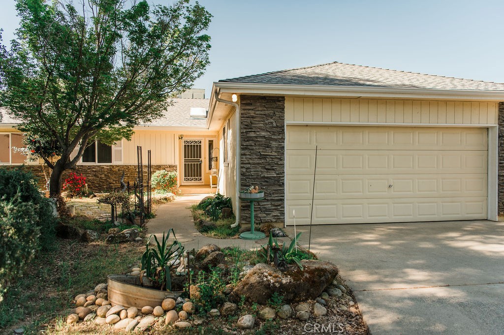 5085 Boyer Road Mariposa, CA 95338 - Photo 8 of 75 a front view of a house with a yard