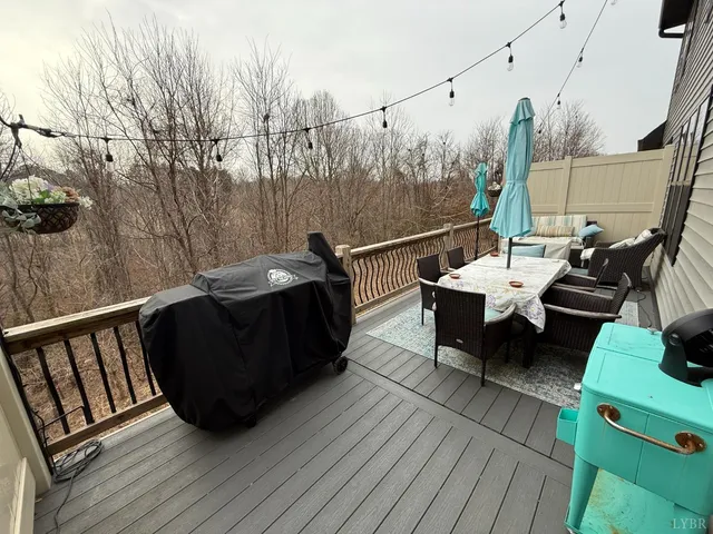 a view of livingroom with furniture