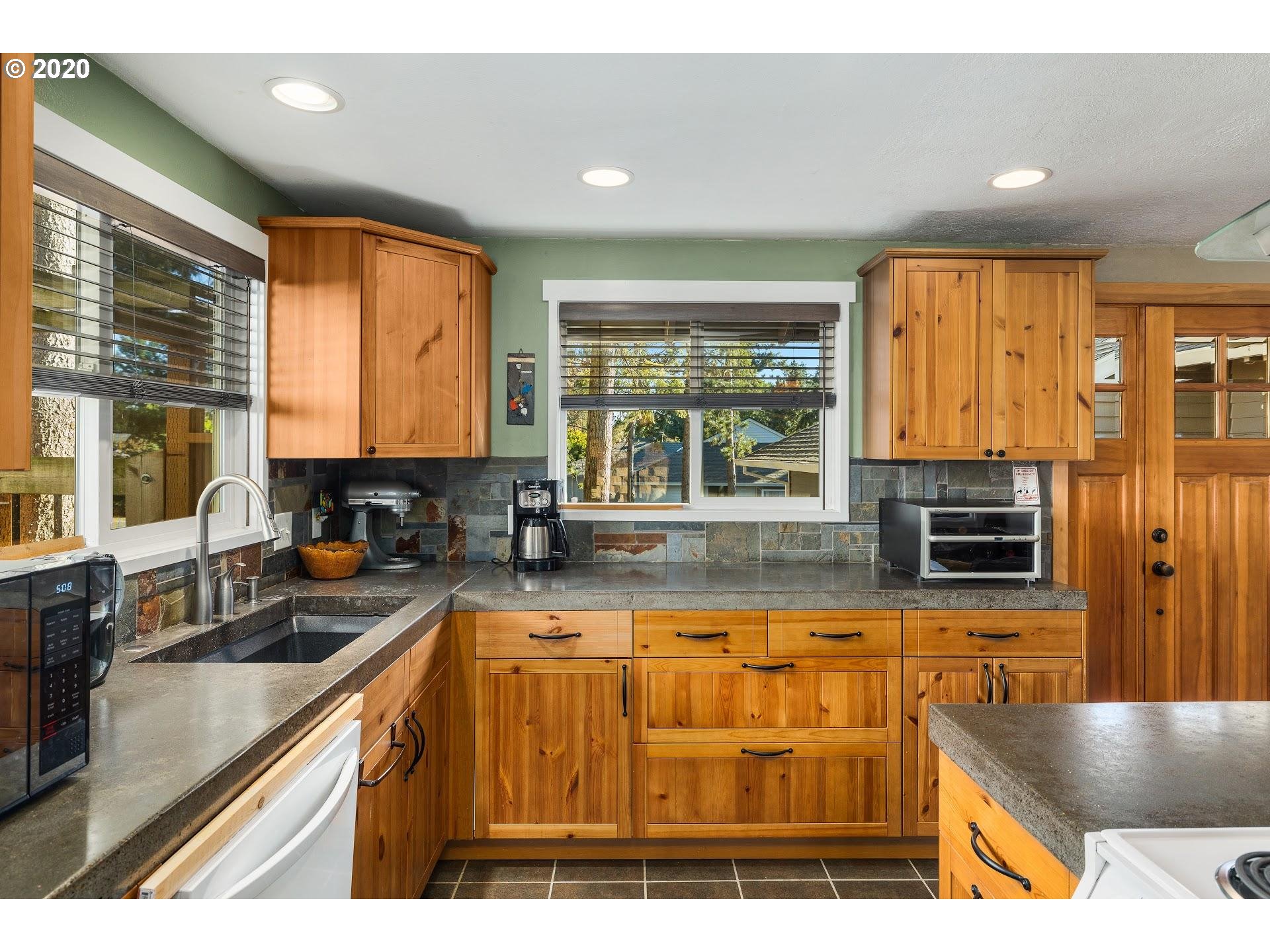 5535 Northwest Ridgemoor Court Portland, OR 97229 - Photo 13 of 23 Gallery Image 13