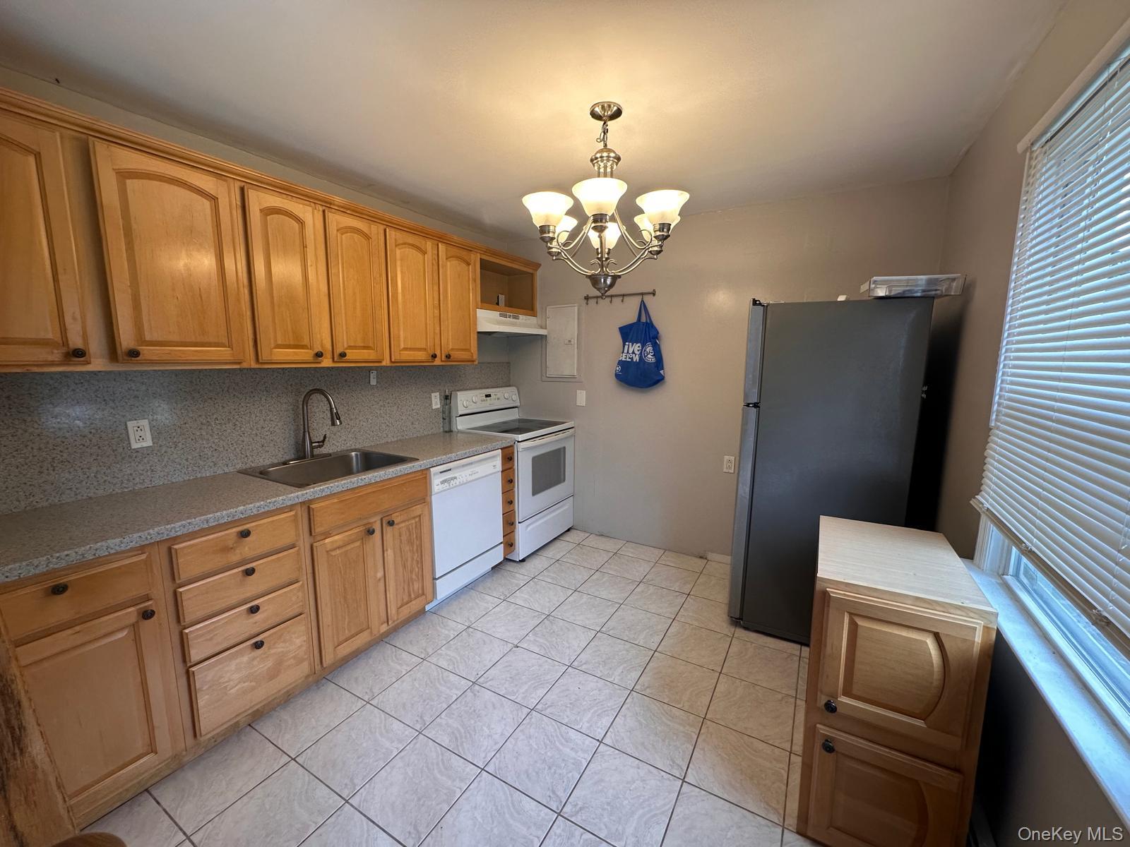 2 Rope Lane Levittown, NY 11756 - Photo 3 of 11 Gallery Image 3