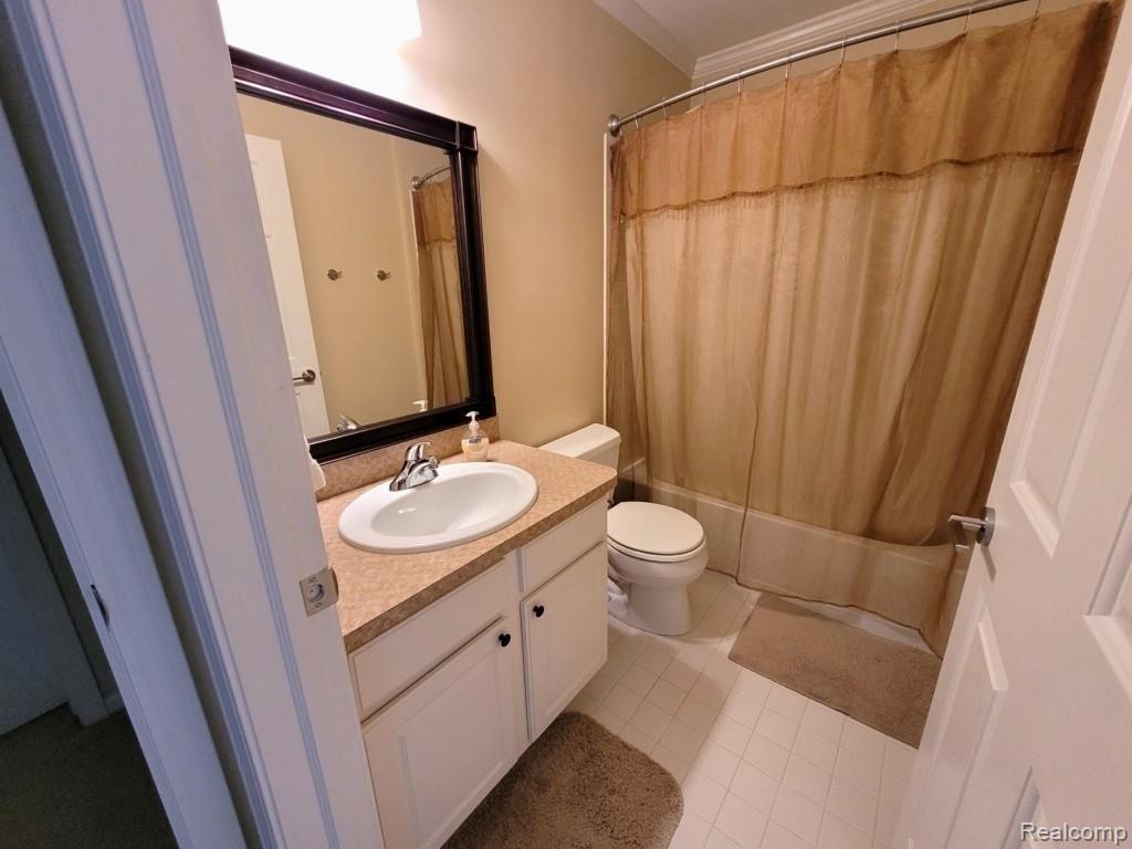 2036 Roundtree Rochester, MI 48307 - Photo 17 of 32 17-Bathroom 2 En Suite.jpg