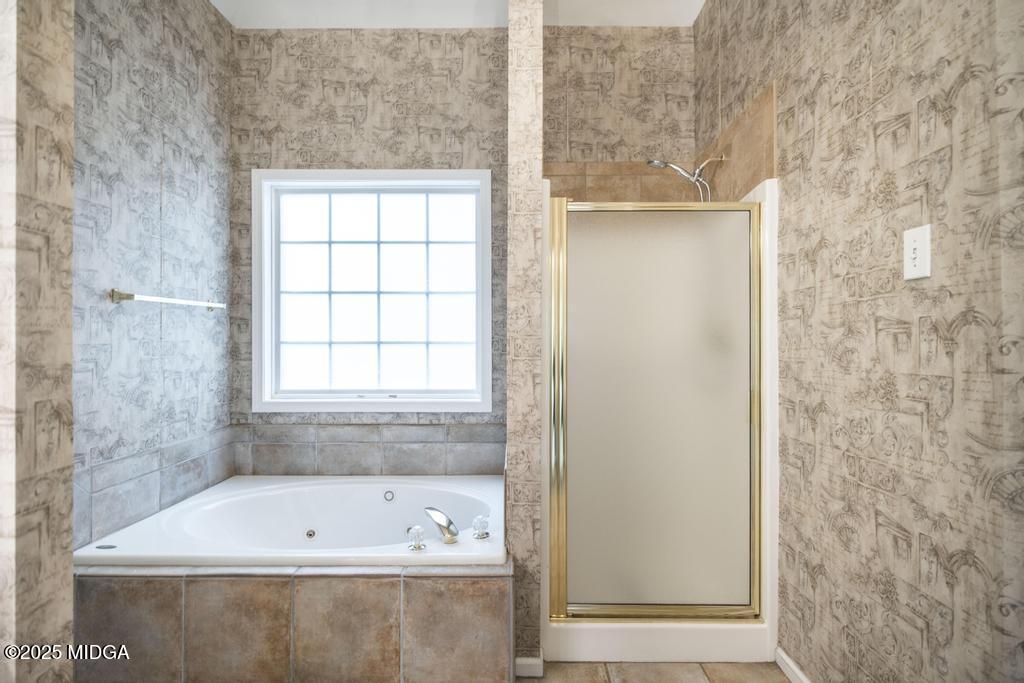 578 Edgefield Way Macon, GA 31210 - Photo 20 of 42 a bathroom with a bathtub and shower