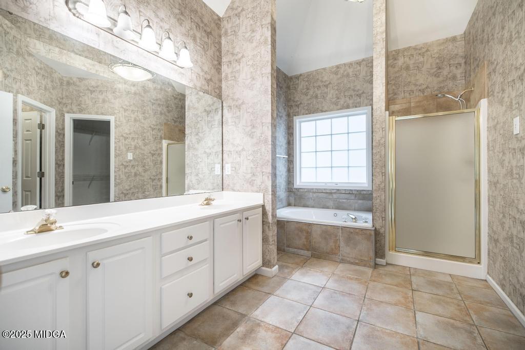 578 Edgefield Way Macon, GA 31210 - Photo 21 of 42 a spacious bathroom with a double vanity sink a large mirror and a bathtub