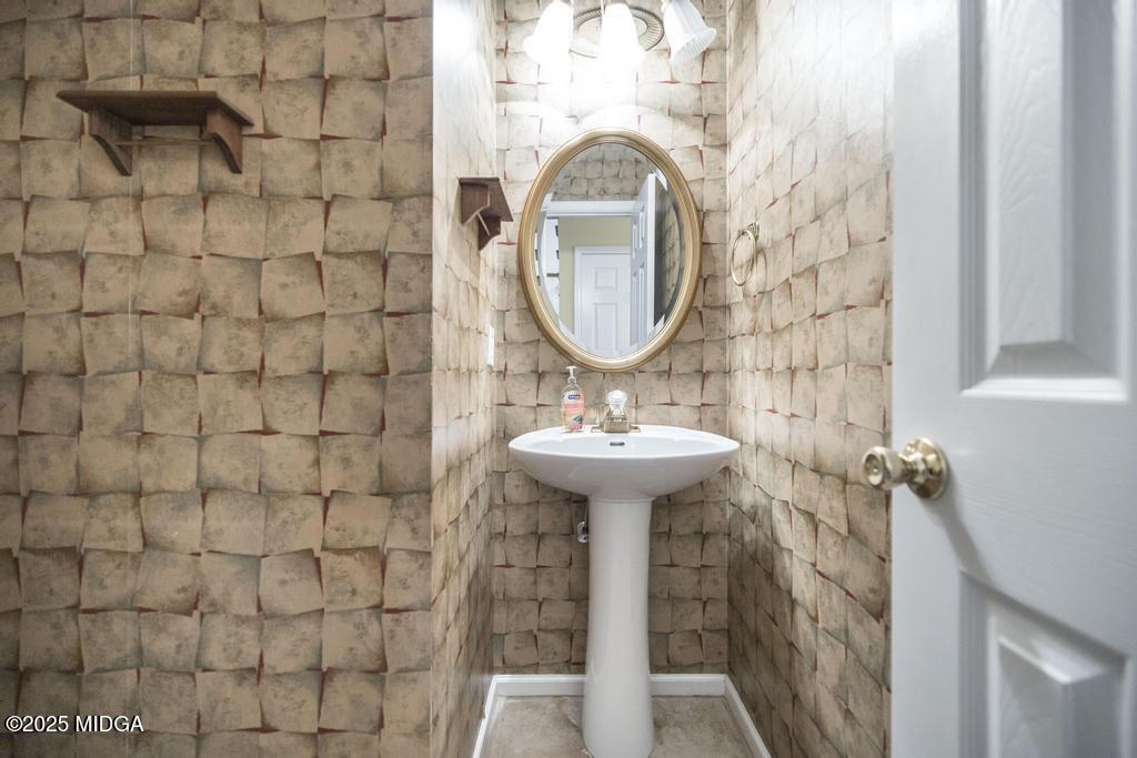 578 Edgefield Way Macon, GA 31210 - Photo 26 of 42 a bathroom with a sink and mirror