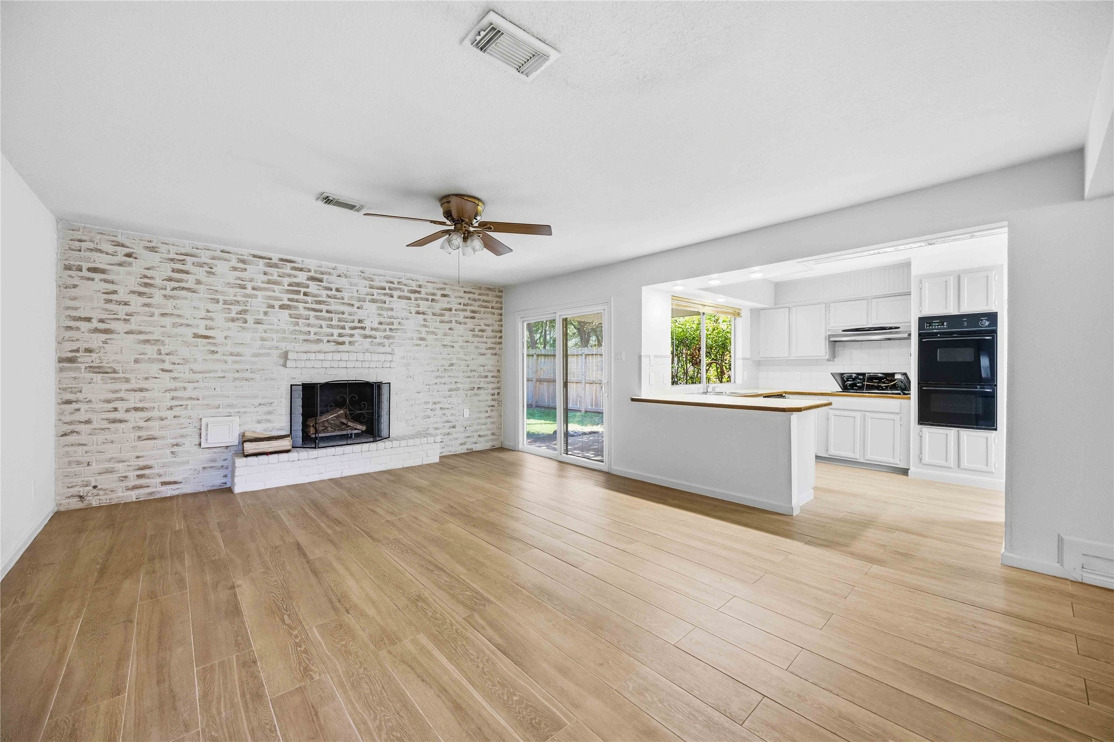 16202 Mill Point Drive Houston, TX 77059 - Photo 8 of 34