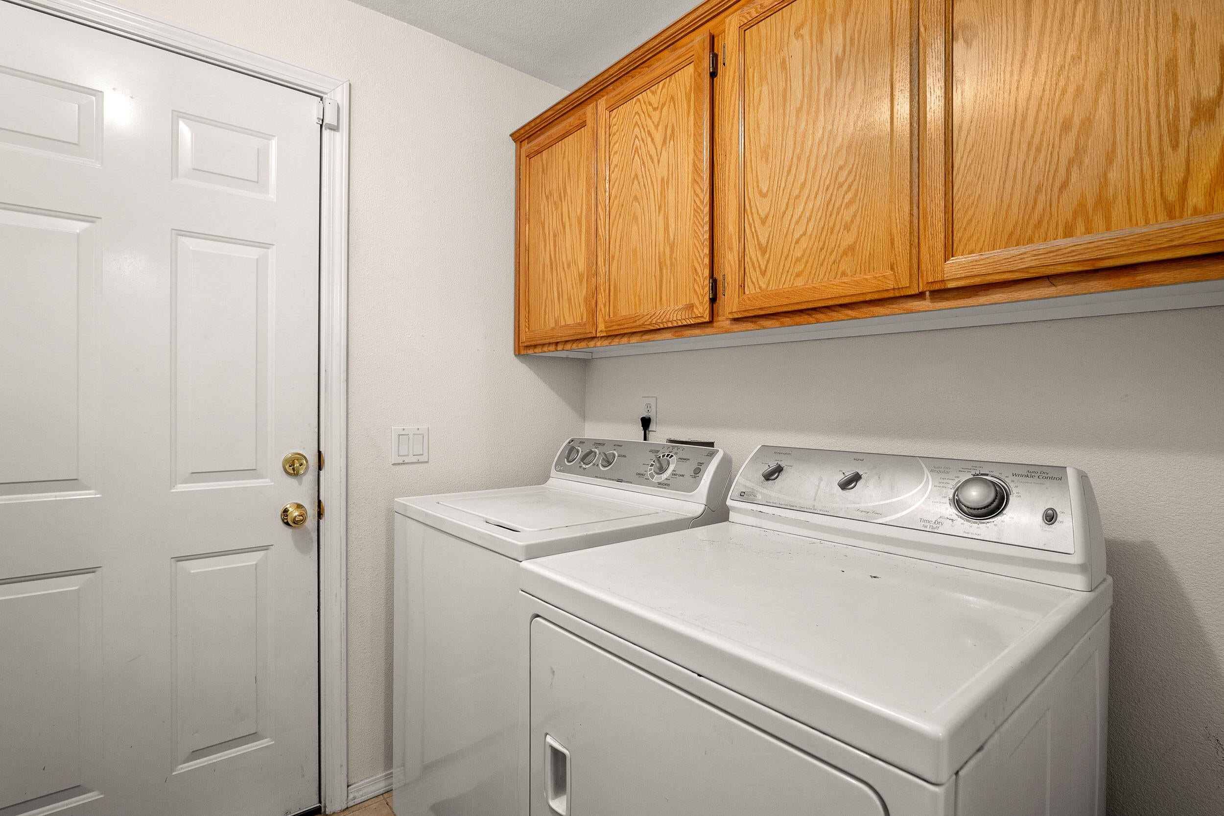 1590 West Harbeck Road Grants Pass, OR 97527 - Photo 26 of 38 Laundry Room