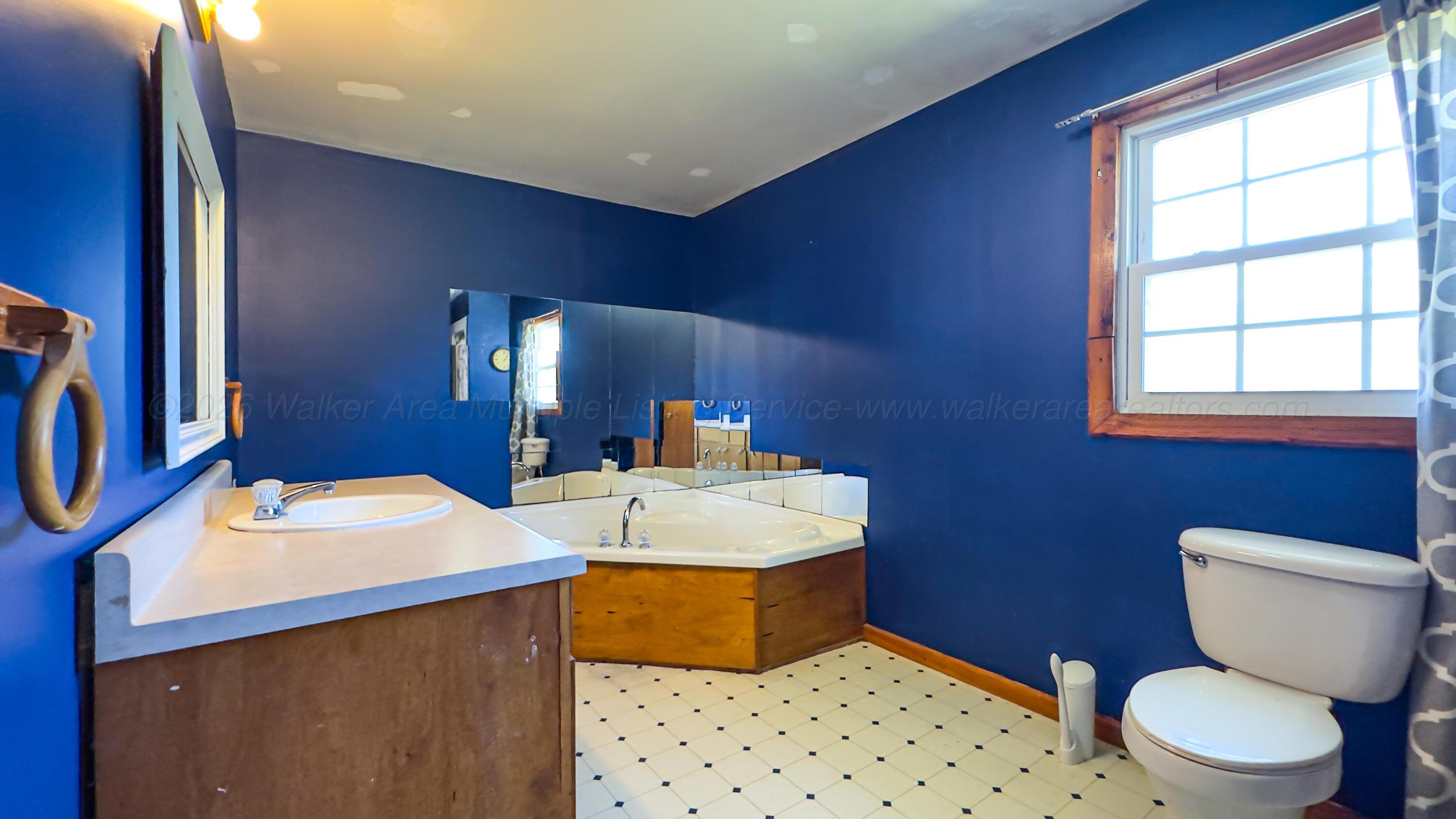 922 20th Street Southwest Fayette, AL 35555 - Photo 16 of 40 Master Bathroom