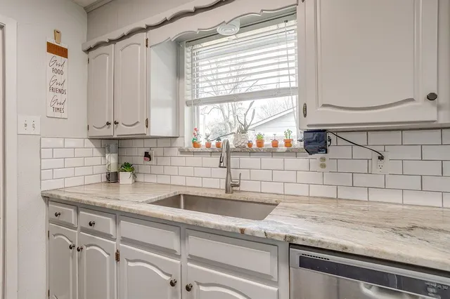 $279,900 | 301 Lena Lane, Burleson, TX 76028