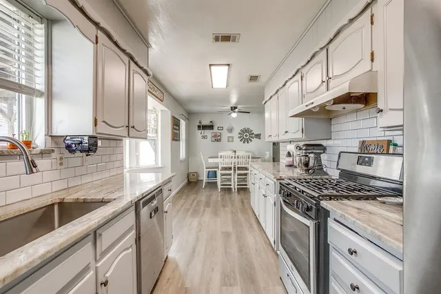 $279,900 | 301 Lena Lane, Burleson, TX 76028