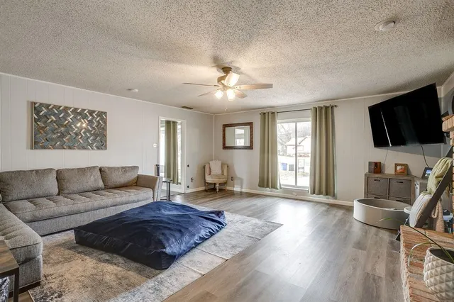 $279,900 | 301 Lena Lane, Burleson, TX 76028