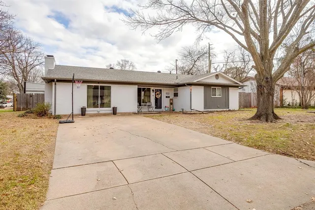 $279,900 | 301 Lena Lane, Burleson, TX 76028