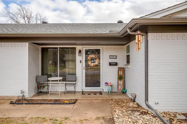 $279,900 | 301 Lena Lane, Burleson, TX 76028