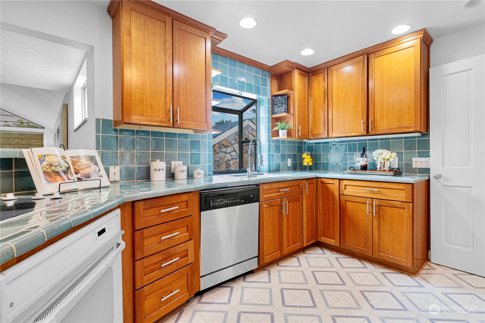 6675 Southwest Beveridge Place Seattle, WA 98136 - Photo 11 of 31 Gallery Image 11