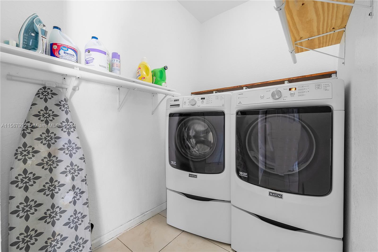 657 Southeast 30th Terrace Homestead, FL 33033 - Photo 28 of 53 a utility room with dryer and washer