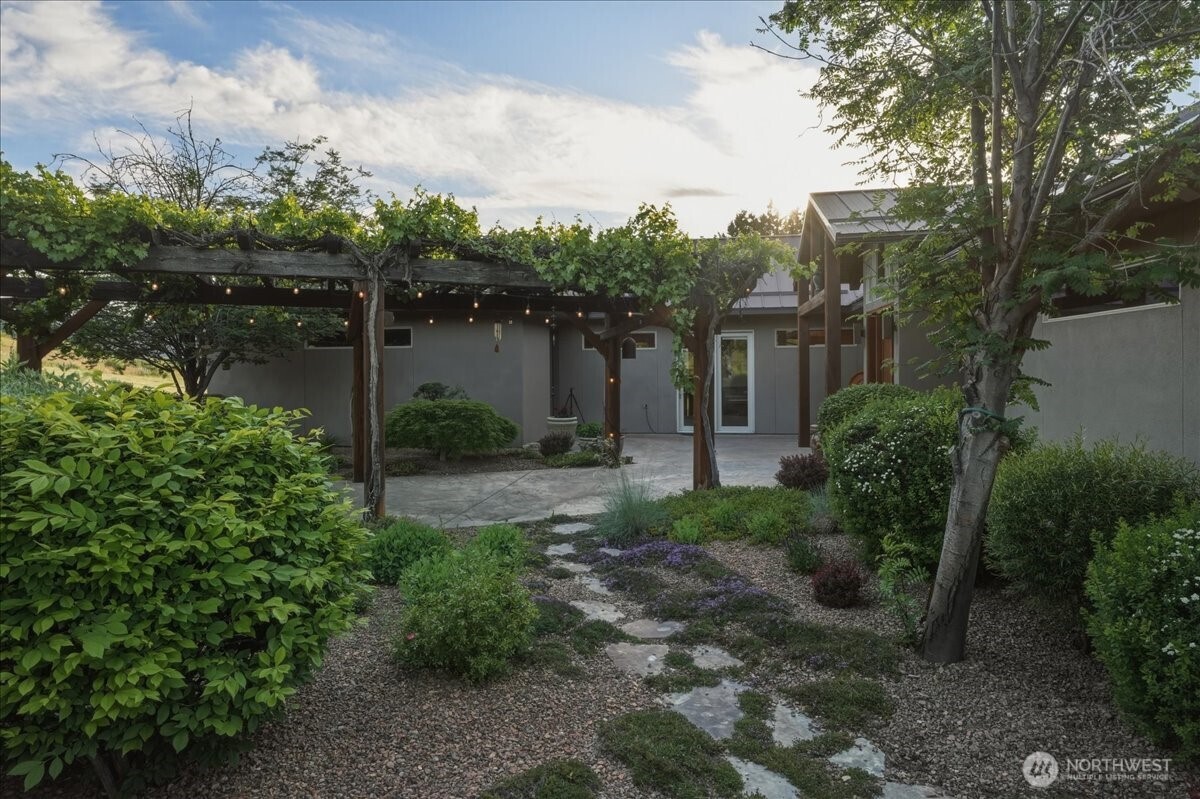 825 Hawks Meadow Road Chelan, WA 98816 - Photo 7 of 40