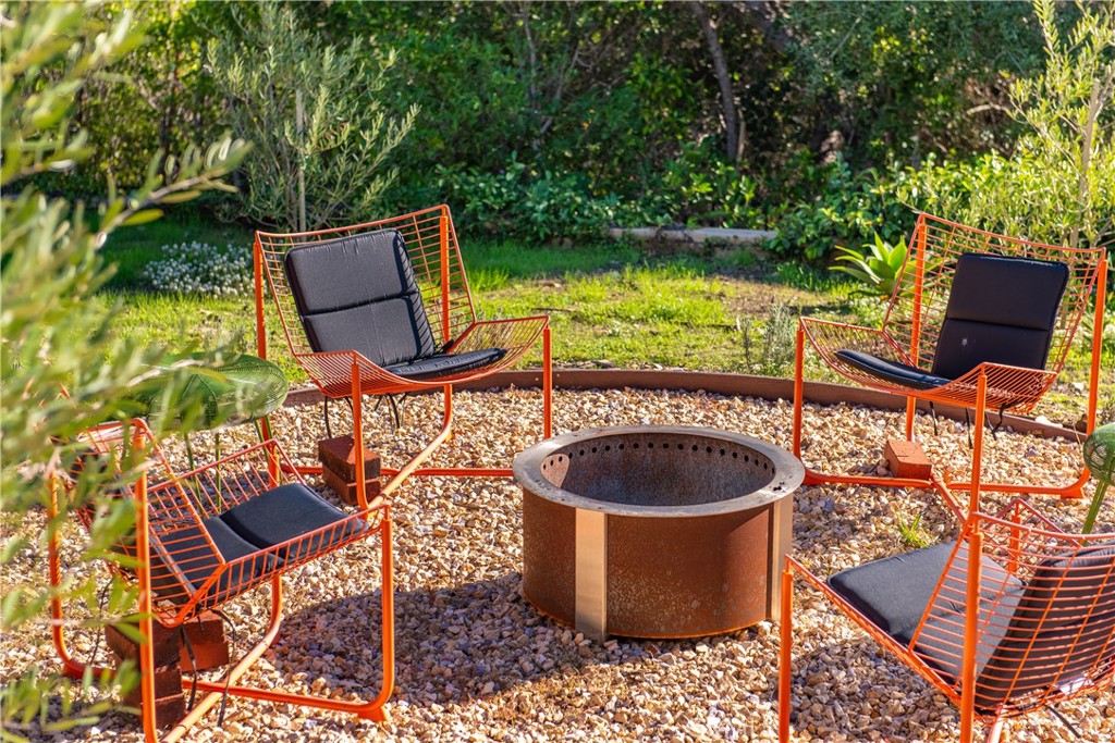 976 Ranch House Road Westlake Village, CA 91361 - Photo 31 of 42 Garden Conversation Pit