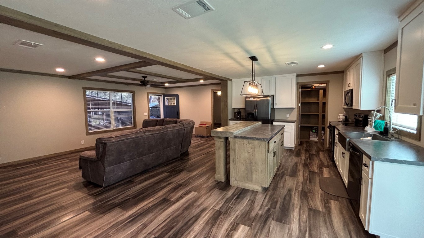 563 Forest Lawn Road Wharton, TX 77488 - Photo 20 of 34 Kitchen /Living