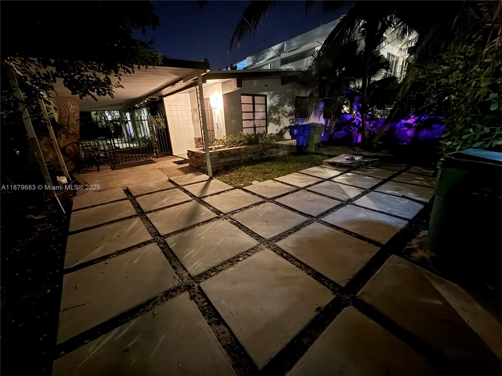 691 Northwest 7th Street Road Miami, FL 33136 - Photo 43 of 45 driveway