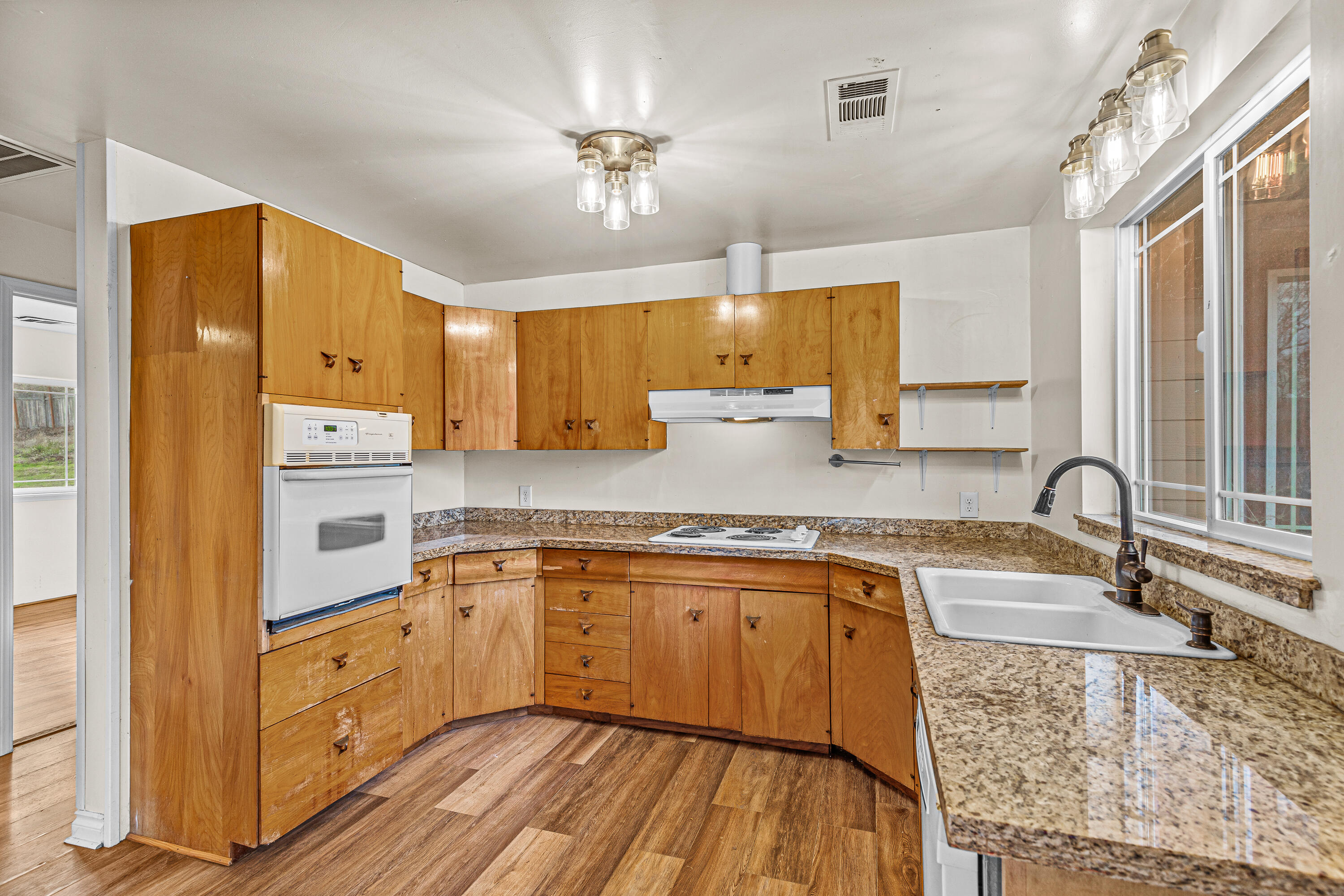 4260 Clayton Road Ashland, OR 97520 - Photo 9 of 41 Kitchen