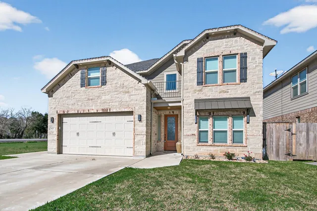 $465,000 | 912 Roberts Street, East Bernard, TX 77435