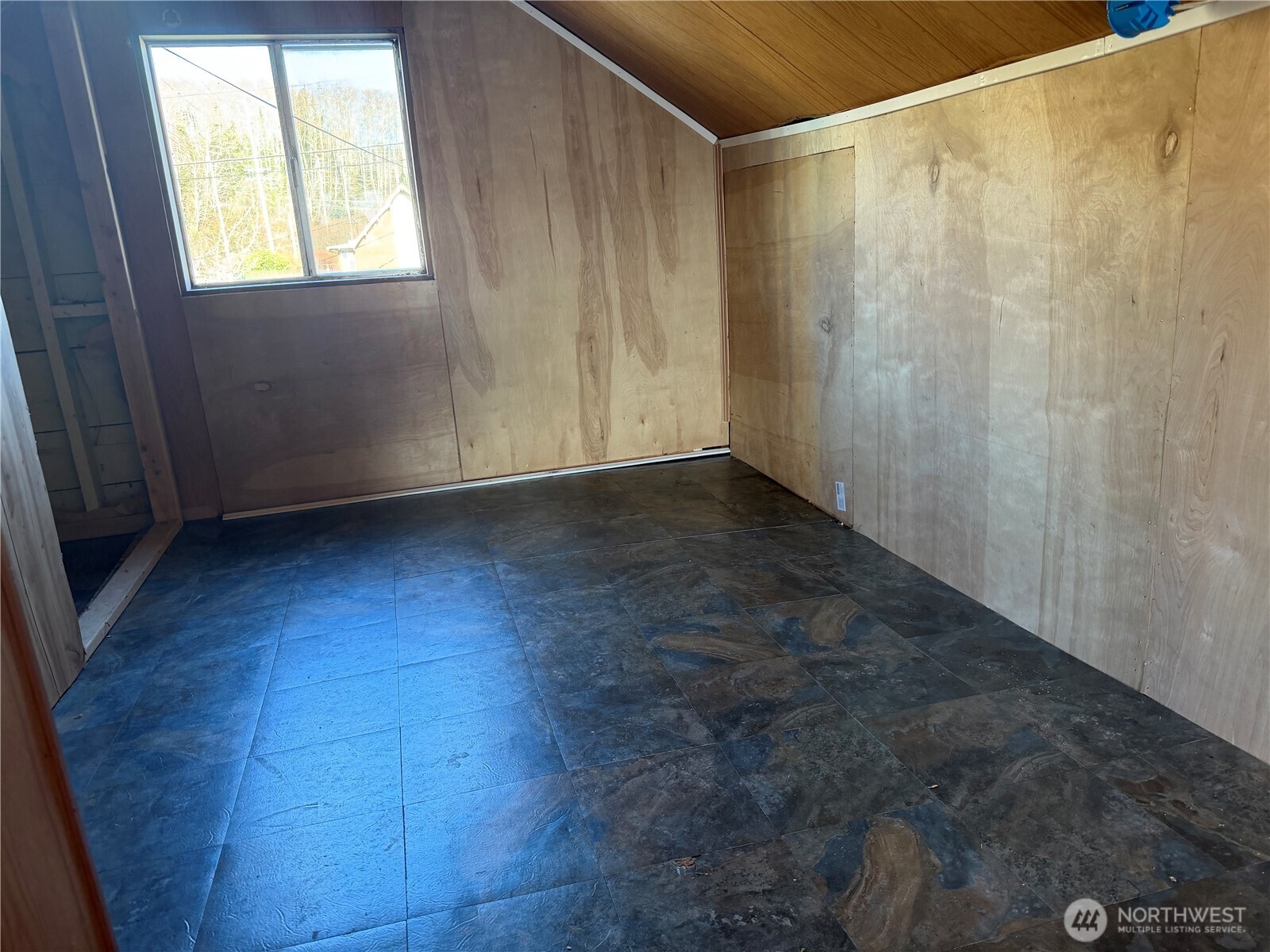 3101 Sumner Avenue Hoquiam, WA 98550 - Photo 11 of 21 a view of an empty room with wooden floor and a window