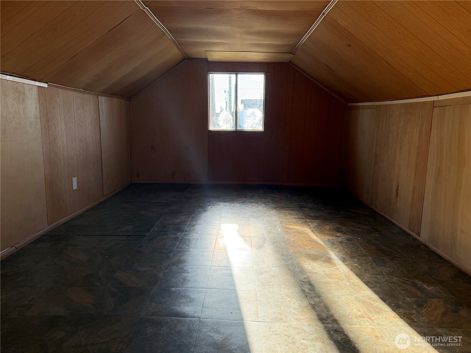 3101 Sumner Avenue Hoquiam, WA 98550 - Photo 12 of 21 a view of an empty room with wooden floor and a window