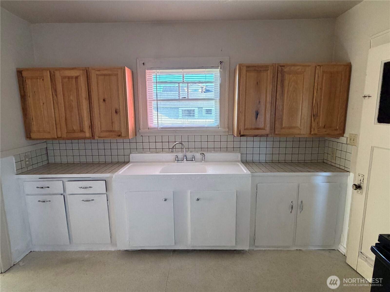 3101 Sumner Avenue Hoquiam, WA 98550 - Photo 17 of 21 a sink with white cabinets