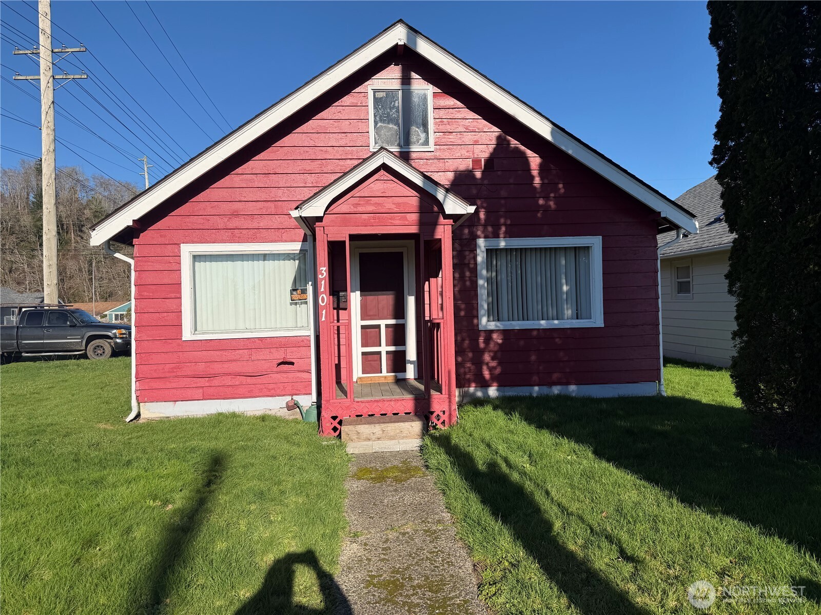 3101 Sumner Avenue Hoquiam, WA 98550 - Photo 2 of 21 a front view of a house with garden