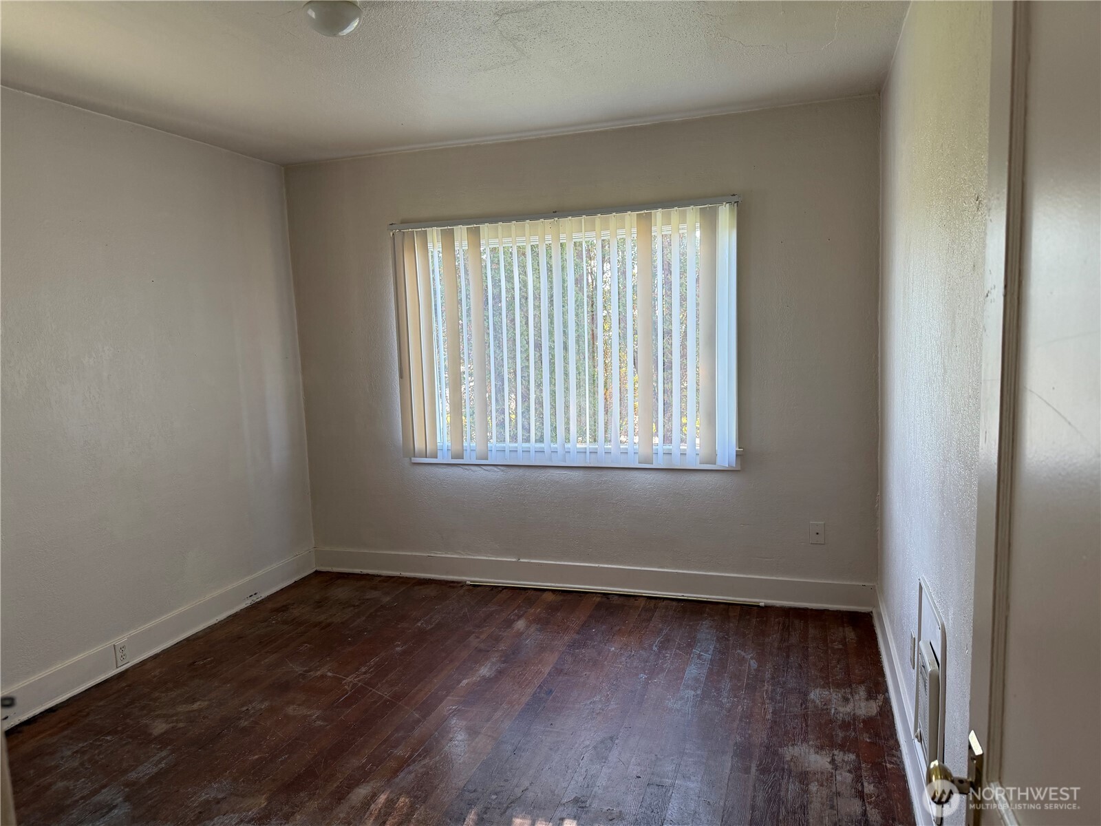 3101 Sumner Avenue Hoquiam, WA 98550 - Photo 7 of 21 an empty room with wooden floor and windows