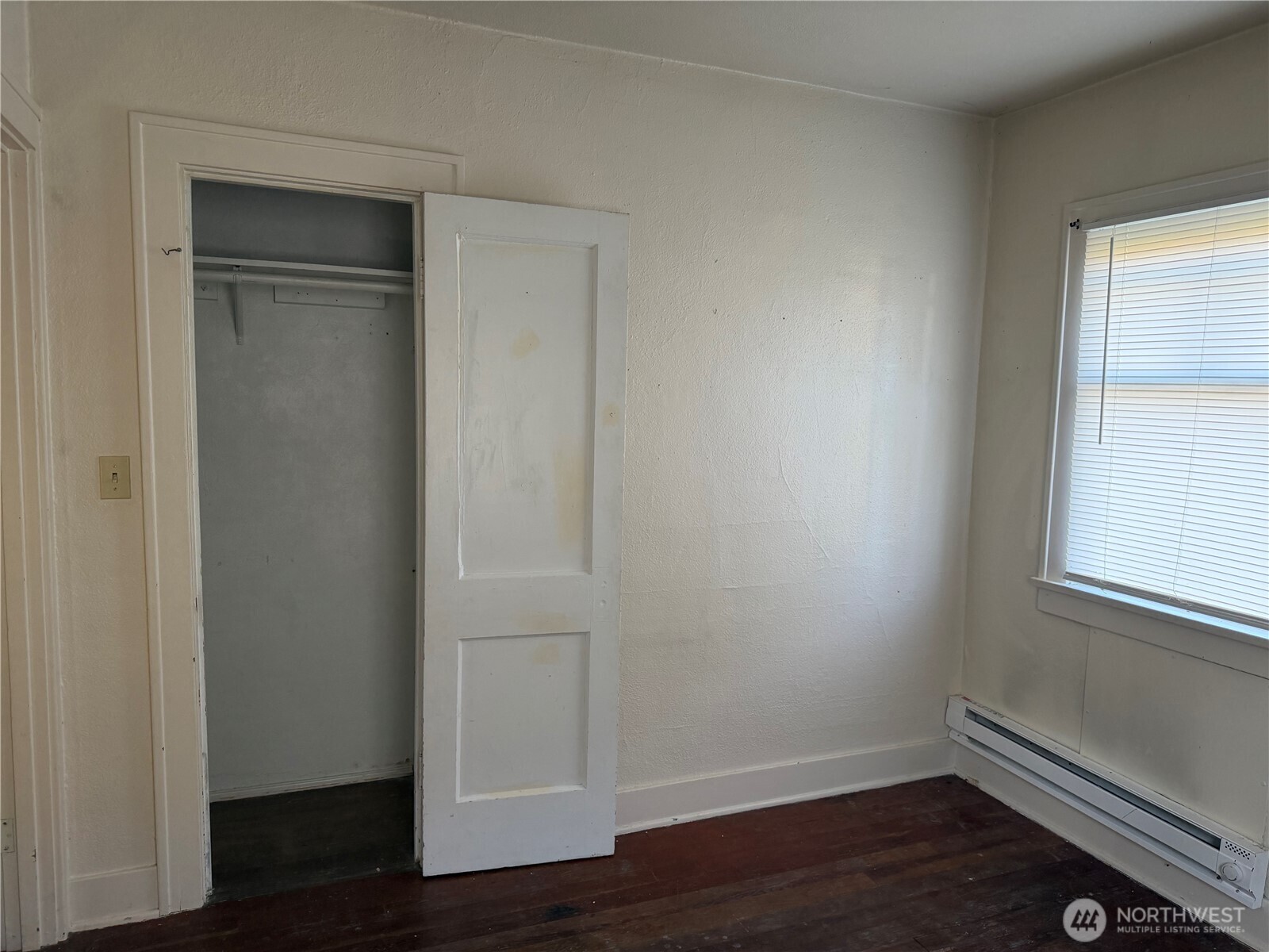 3101 Sumner Avenue Hoquiam, WA 98550 - Photo 10 of 21 a view of an empty room with wooden floor and a window