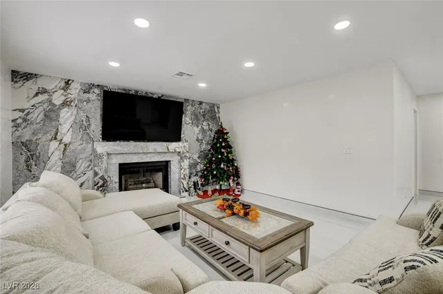 $880,000 | 9404 Low Tide Court, Las Vegas, NV 89117