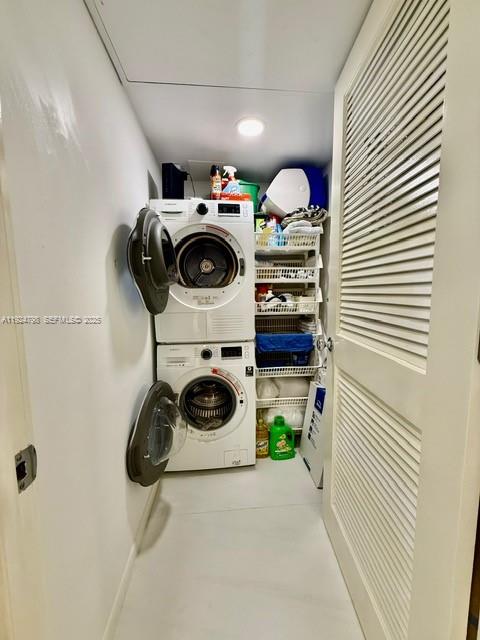 1100 Alton Road, Unit 4D Miami Beach, FL 33139 - Photo 27 of 39 a utility room with dryer and washer