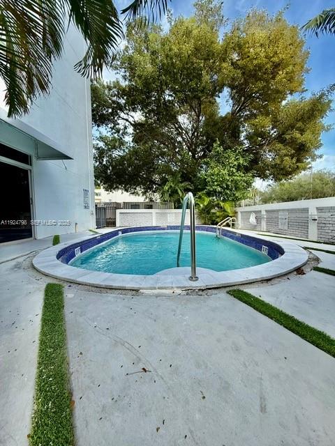 1100 Alton Road, Unit 4D Miami Beach, FL 33139 - Photo 33 of 39 a view of a backyard
