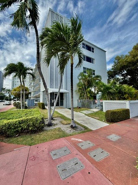 1100 Alton Road, Unit 4D Miami Beach, FL 33139 - Photo 34 of 39 a house with palm tree in front of it