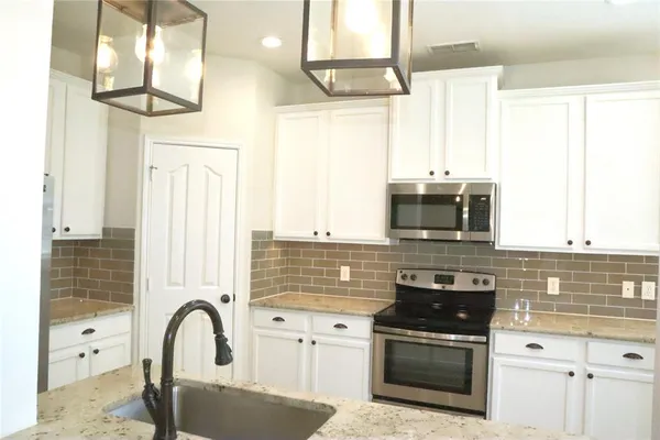 $2,600 | 1121 Golden Eagle Court, Aubrey, TX 76227