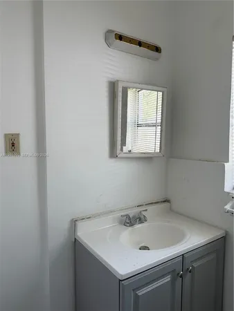 $1,150 | 4548 Southwest 33rd Avenue, Unit EFFICENCY, Dania Beach, FL 33312