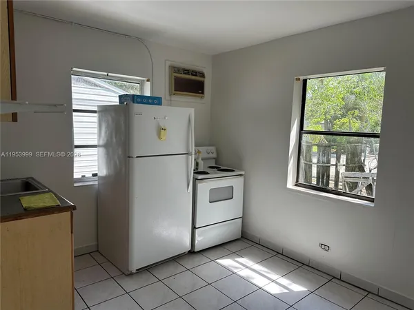 $1,150 | 4548 Southwest 33rd Avenue, Unit EFFICENCY, Dania Beach, FL 33312