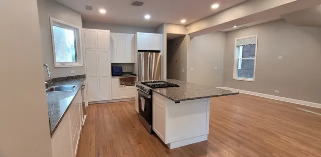 $3,500 | 2131 West Grace Street, Unit 2, Chicago, IL 60618