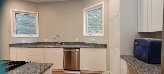 $3,500 | 2131 West Grace Street, Unit 2, Chicago, IL 60618