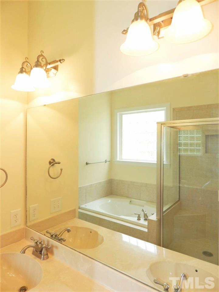 146 East Waycliff Road Henderson, NC 27537 - Photo 11 of 23 Gallery Image 11
