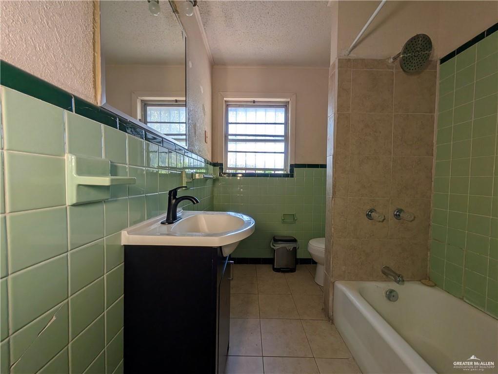 1015 Fresno Avenue McAllen, TX 78501 - Photo 9 of 14 a bathroom with a sink a toilet and bathtub