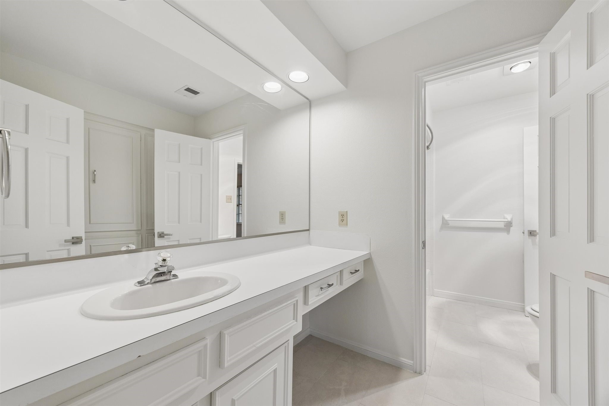 11903 Stoney Ridge Lane Houston, TX 77024 - Photo 29 of 44 One of two upstairs shared baths