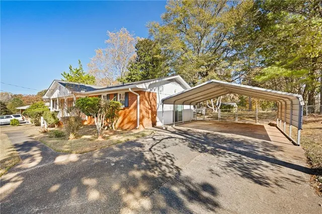 a view of a house with a yard