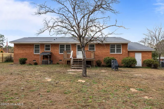 $189,900 | 820 East Donaldson Avenue, Raeford, NC 28376