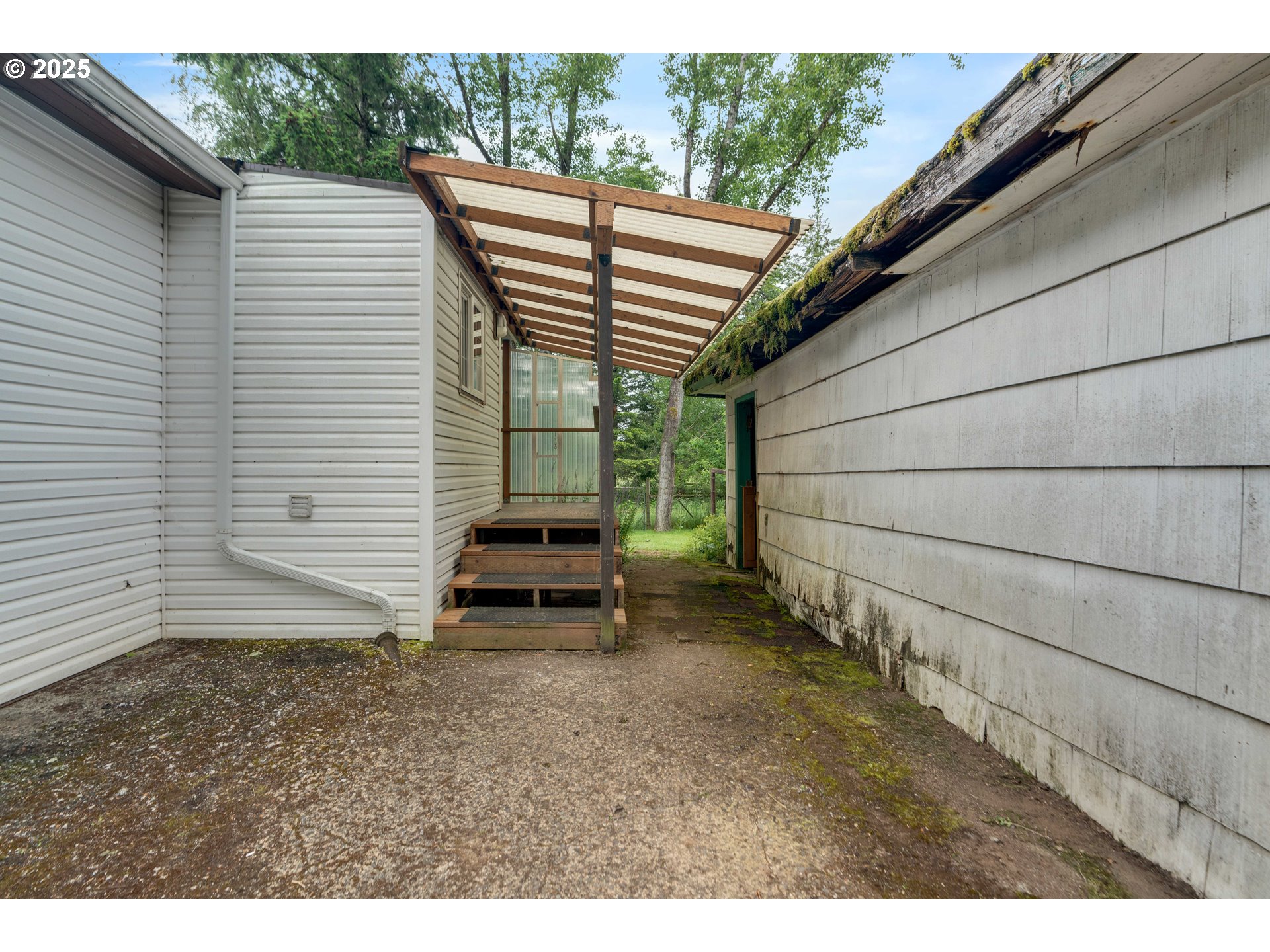 10303 Southeast Bull Run Road Sandy, OR 97055 - Photo 29 of 48 a backyard of a house with table and chairs