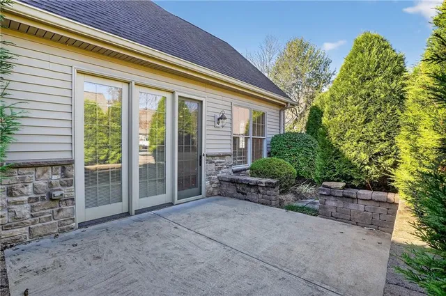 a entryway view with outdoor space