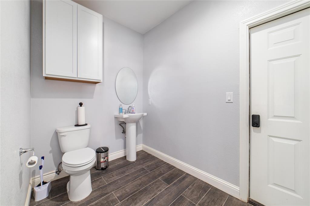 3002 Waterstone Way Brownwood, TX 76801 - Photo 31 of 35 a bathroom with a toilet a sink and a mirror